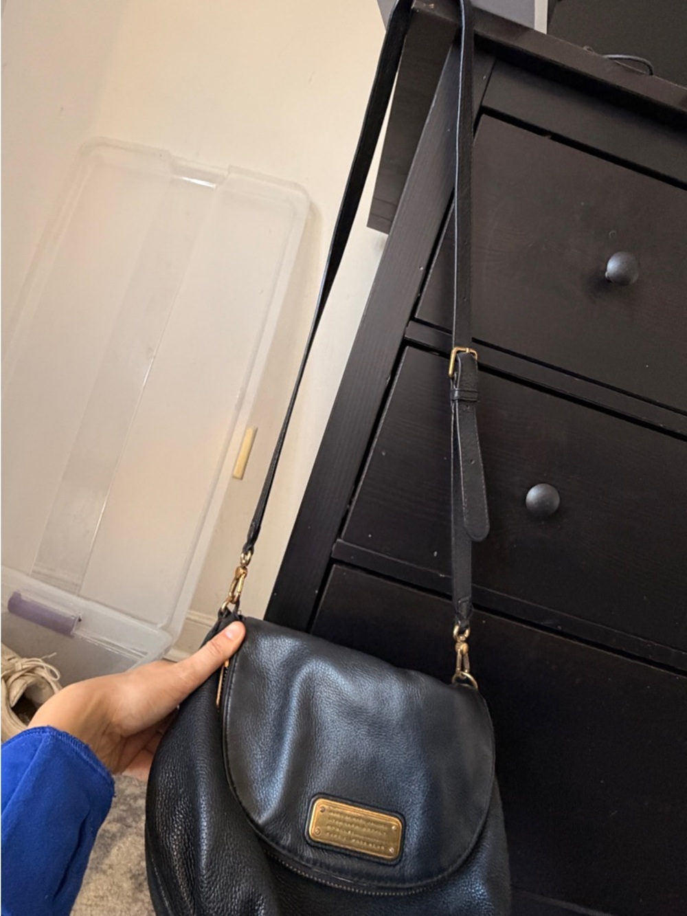 Marc Jacobs Black Leather Crossbody with Gold Plaque - Picture 2 of 7